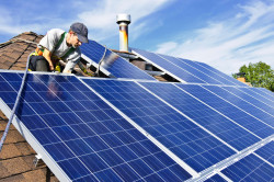 Installation professionnelle de panneaux solaires pour une maison éco-responsable